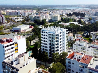 Apartamento T4 novo com 180 m2 situado em Portimão