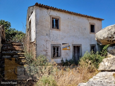 Casa antiga em pedra para reconstruir, situada entre Toma...