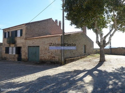 Casa em aldeia V4, em pedra, restaurada. Portugal, F. C. Rodrigo, E...