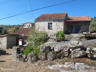 Casa em granito, num local tranquilo e com boas vistas