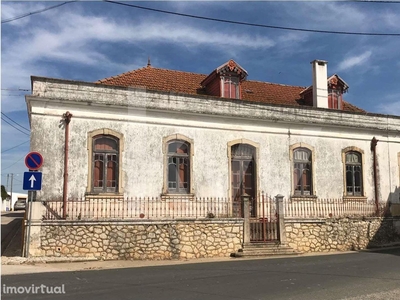 Casa Senhorial e garagem, situadas no Pombalinho, Golegã