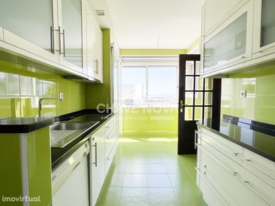 Novo apartamento T4 condomínio exclusivo ótimas áreas S Félix Marinha