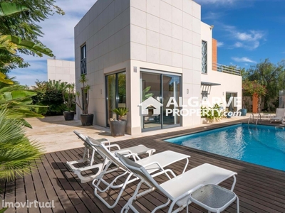 Moderna casa V4 para venda no centro de Albufeira, Algarve