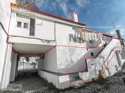 Moradia de 1º andar com 4 assoalhadas, 2 wc e amplo terraço