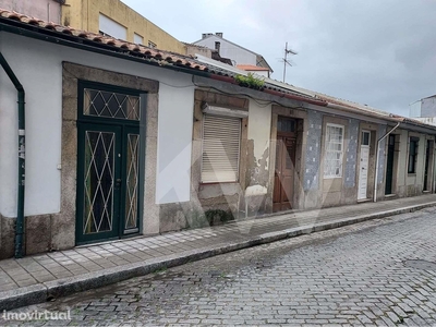 Moradia para restauro na Rua Fontinha - Baixa do Porto
