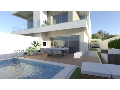 Moradia T4, de arquitetura moderna, com garagem e piscina...