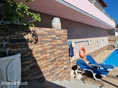 Moradia T4 piscina,boas áreas, churrasqueira, vista magnifica Funchal.