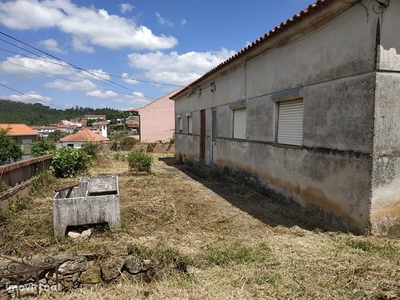 Moradia térrea para remodelar em Vilarinho, Eiras
