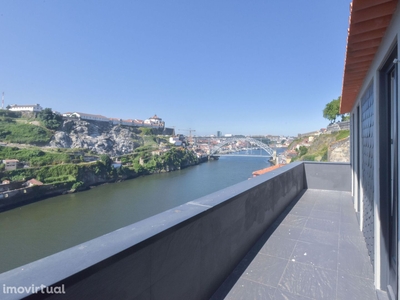 T2 Duplex Novo com Varanda em frente ao Rio Douro