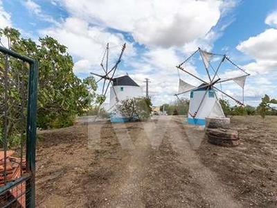 Terreno urbano com moradia e moinho de vento em São João dos Montes