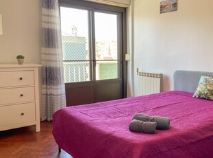 Quarto em apartamento de 5 quartos para alugar no Areeiro, Lisboa