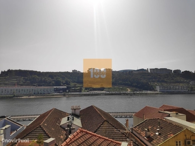 Prédio com vistas de rio na Baixa do Porto