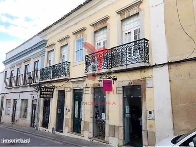 Prédio centenário habitacional e comércio na Baixa de Faro