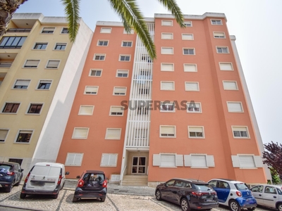 Apartamento T3 à venda na Praceta Luís de Camões, São Domingos de Rana (2785-344)