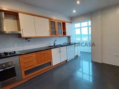 Apartamento T4 para arrendamento em Alameda 1 de Março