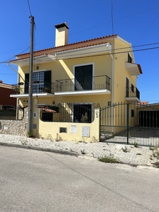 Casa Geminada T3 à venda na Rua José Leite de Vasconcelos