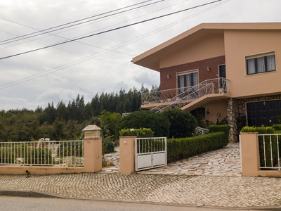 Casa para Remodelação em Pero Moniz