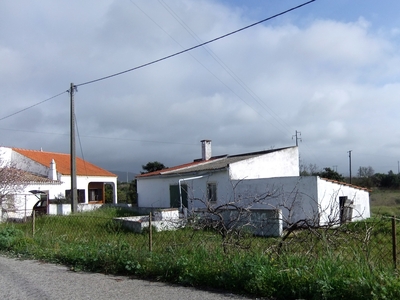 A venda quinta com moradia v3 e terreno em Montenegro, Faro, Algarve