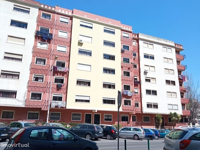 Apartamento T1+1 situado em Monte Abraão, Sintra.