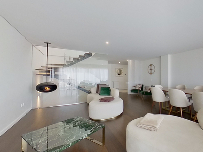 Apartamento Triplex ( T3+3 ) como Novo situado em Vila Nova Gaia
