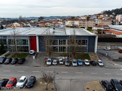 Armazém para comércio com showroom - São João da Madeira