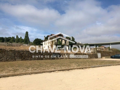 Casa com terreno e ancoradouro ao Rio Douro