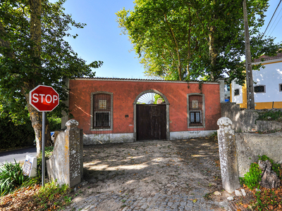Casa Rústica com terreno de 1450m² em Pé da Serra, Colares.