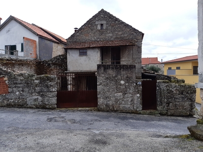 Casa rústica em pedra para reabilitar em Fiais da Beira, Ervedal da Beira.