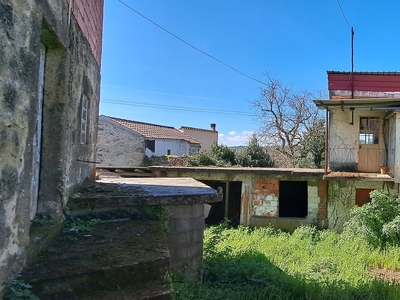Duas moradias em pedra para reabilitar muito próximas de Mangualde, terreno, forno antigo, poço.
