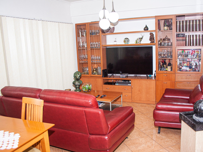 Excelente apartamento em Monte Abraão junto à estação.