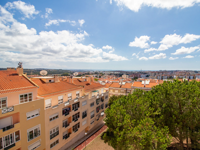 **Excelente apartamento remodelado em Massamá com varanda e vista desafogada**