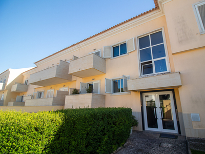 **Excelente Apartamento T3 Duplex com Terraço no Estoril em zona de Moradias**
