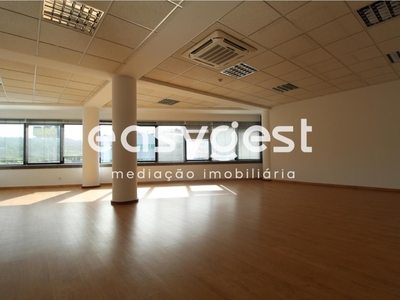 Excelente escritório/atelier situado na cidade de Carnaxide - Oeiras