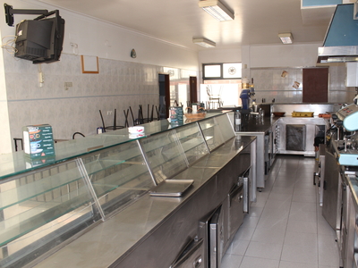 Loja para qualquer ramo, preparada como Café Snack Bar, em S. João da Talha / Sta Iria da Azóia