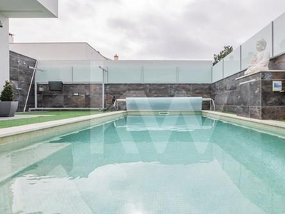 Magnífica Moradia de Luxo com 231m2, piscina e barbecue em Fernão Ferro | Setubal