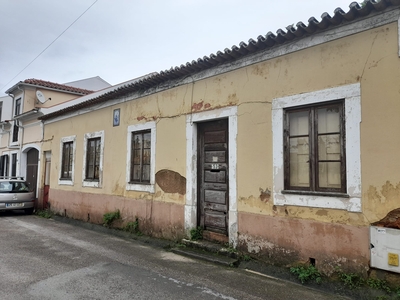 Moradia com terreno por reconstruir nas Casas Novas, São Martinho do Bispo