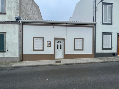 Moradia T2, único piso, no coração da Cidade de Ponta Delgada (São José)