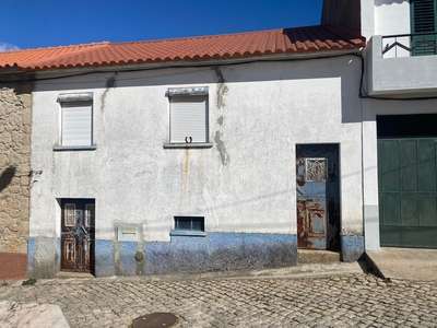 Moradia T3 para remodelar com Logradouro | Lousa| Escalos de Cima| Castelo Branco