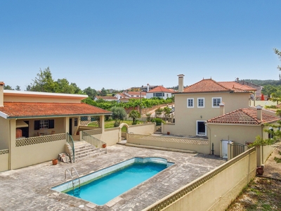 Moradia T4 com pátio, piscina,terraço, anexo,garagem,jardim,poços e terreno plano a 5 min. de V.N. de Poiares