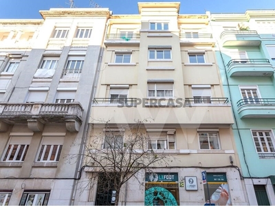 Apartamento T4 para arrendamento na Rua Fialho de Almeida