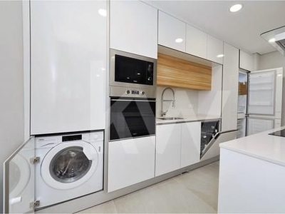 Espaçoso apartamento NOVO moderno T3 com cozinha, arrecadação e garagem em Palmela, a 40km de Lisboa