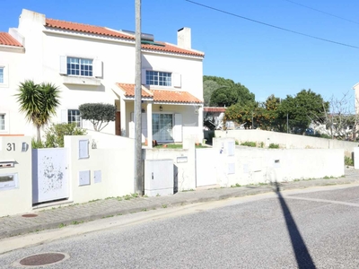 Moradia geminada de 2 pisos com garagem à venda em Santo António da Charneca,