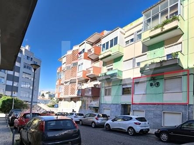 Apartamento T2 em Queluz, na Rua Dr. Joaquim Eleutério Gaspar Gomes, a 4 mts a pé da Estação CP