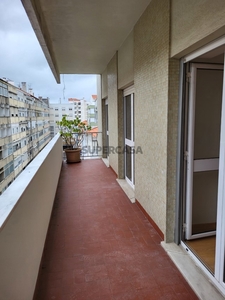 Apartamento T3 para arrendamento na Rua Coronel Luna de Oliveira