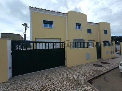 Moradia Geminada T4 Duplex à venda em Atalaia e Alto Estanqueiro-Jardia