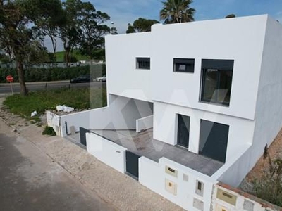Moradia nova de arquitetura contemporânea no coração de Vila Fria com jardim, piscina e garagem