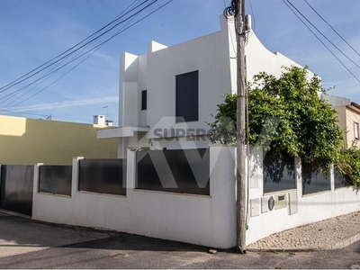Moradia T3 Triplex para arrendamento em São Domingos de Rana