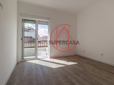 Apartamento T2 à venda na Rua Luís de Camões