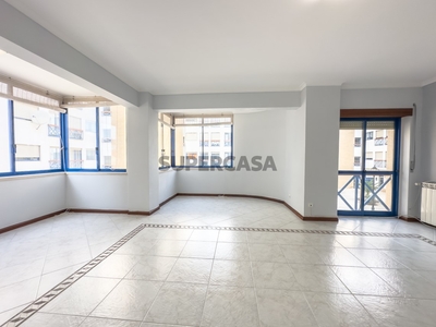Apartamento T3 à venda na Rua Luís Calado Nunes