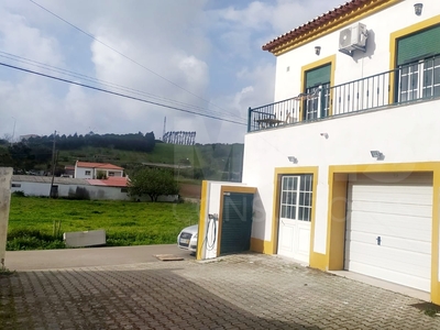 Moradia T3 geminada em Orjariça, Torres Vedras